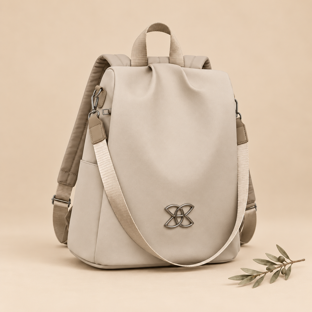 Bolso mochila IVY beige con correa ajustable