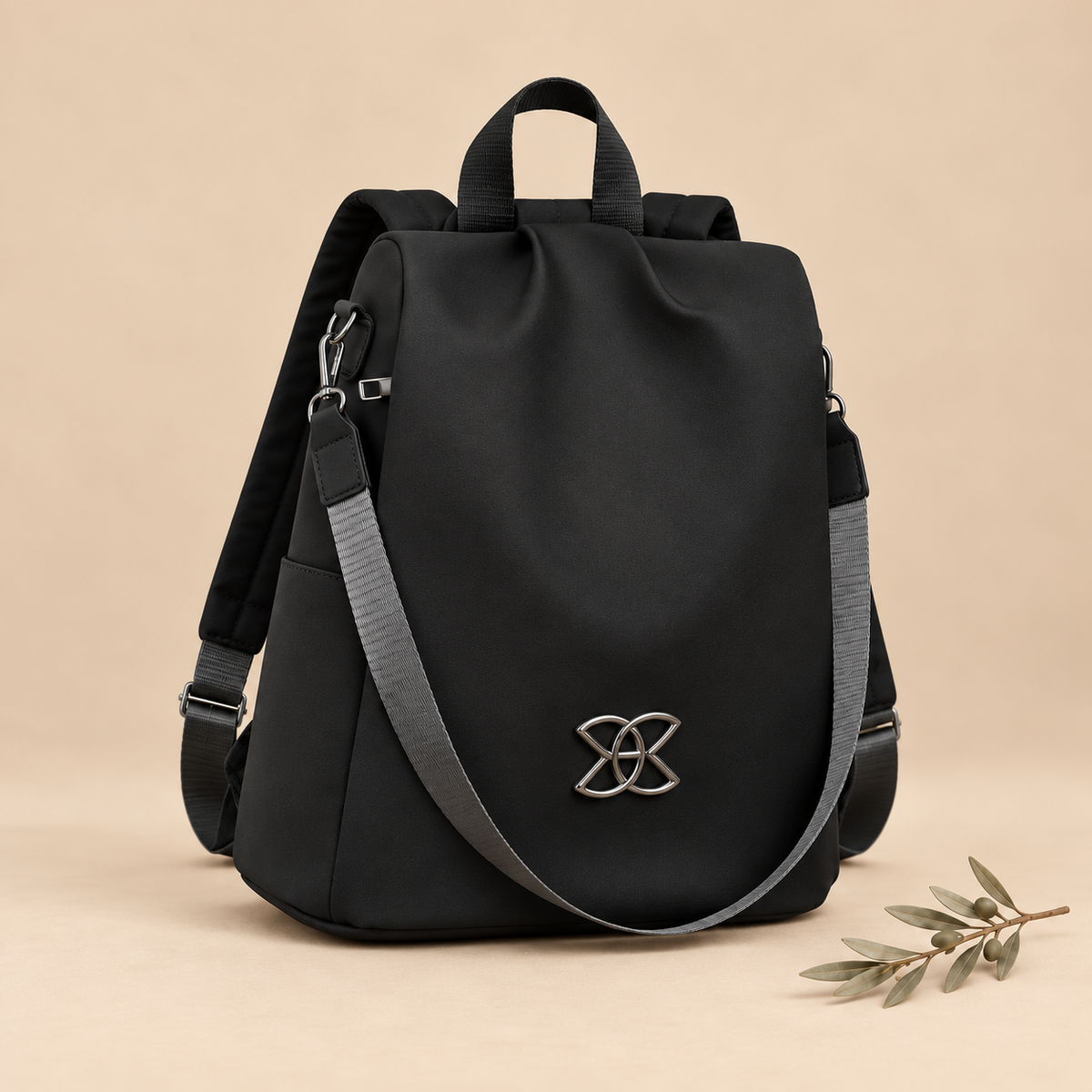 Bolso mochila IVY negro con correa ajustable